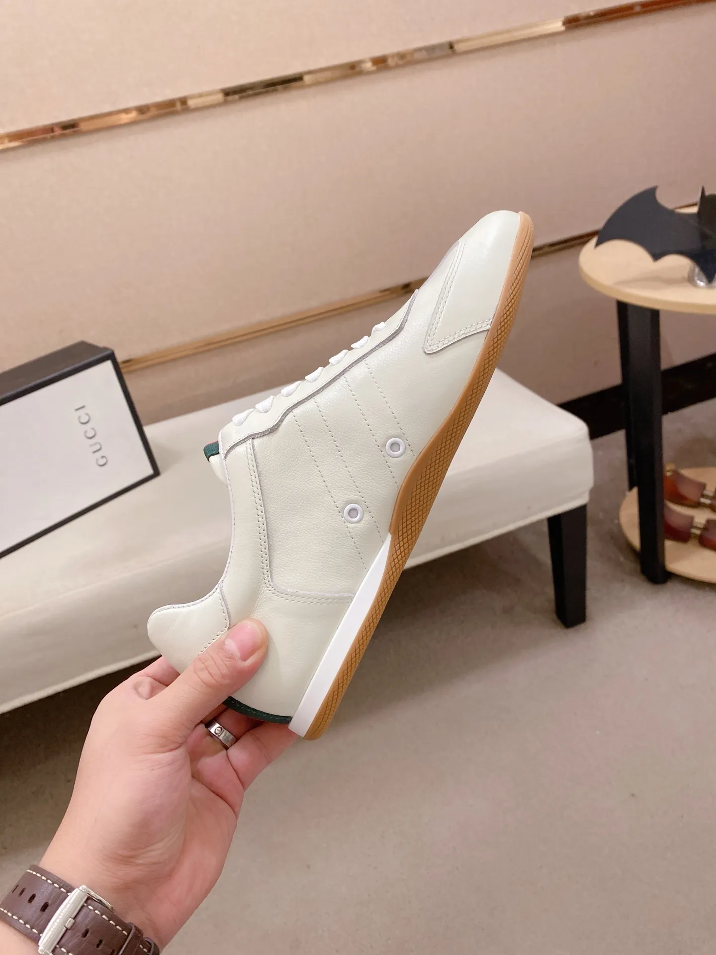 Men's shoes 💰 462💰The new GUCCI (Gucci) counters are launched simultaneously. The new men's shoes, 😘fabrics are selected from imported cowhide, and the lining is sheepskin lining. 👍🏿 High-end ☄️ air-cushion molded anti-slip rubber outsole, exquisite lines, simple and elegant, comfortable and high-end for leisure travel. Code number: 38 to 44 (45 can be customized and cannot be returned or exchanged)